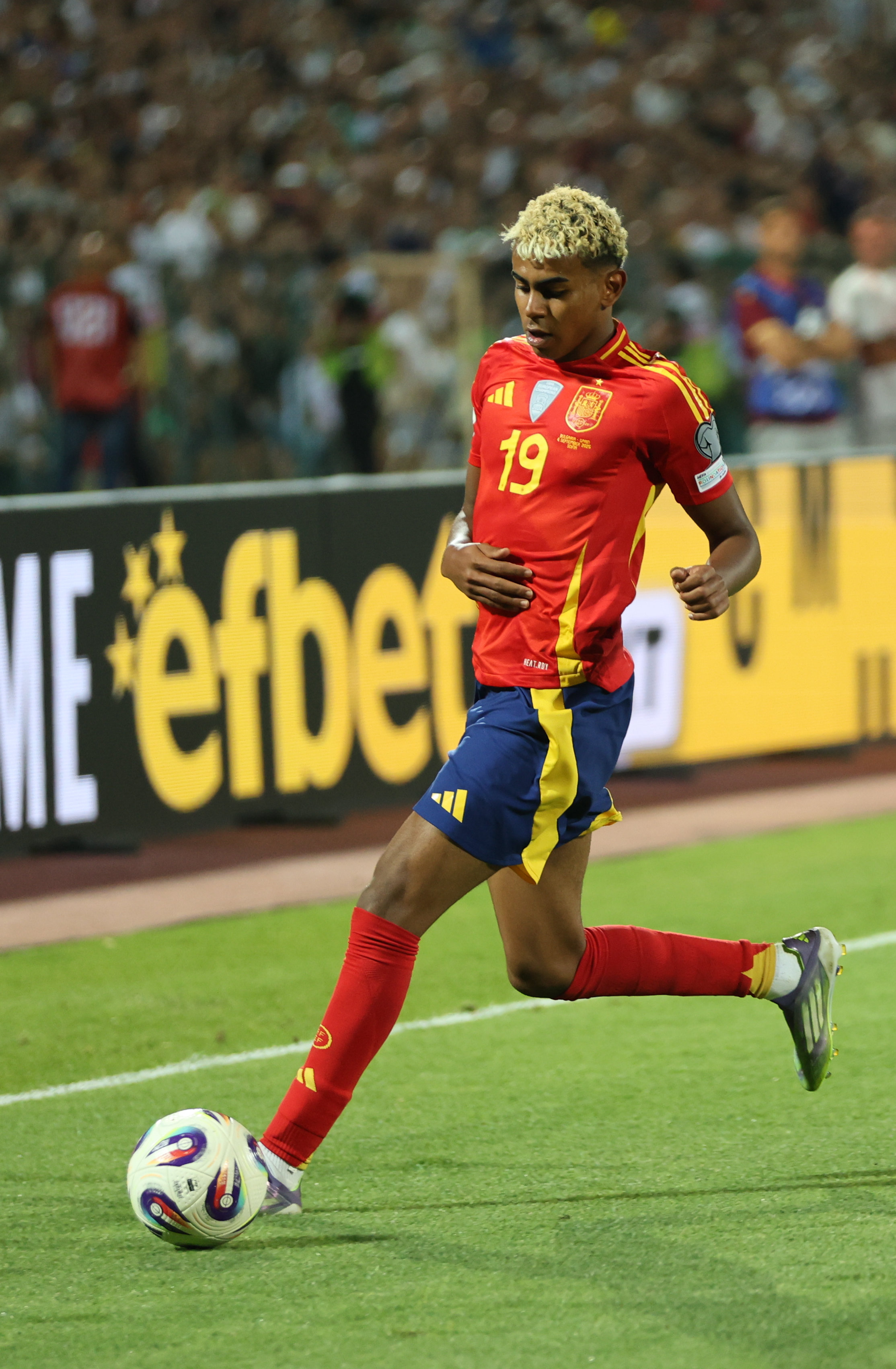 Lamine Yamal playing for Spain in 2025.