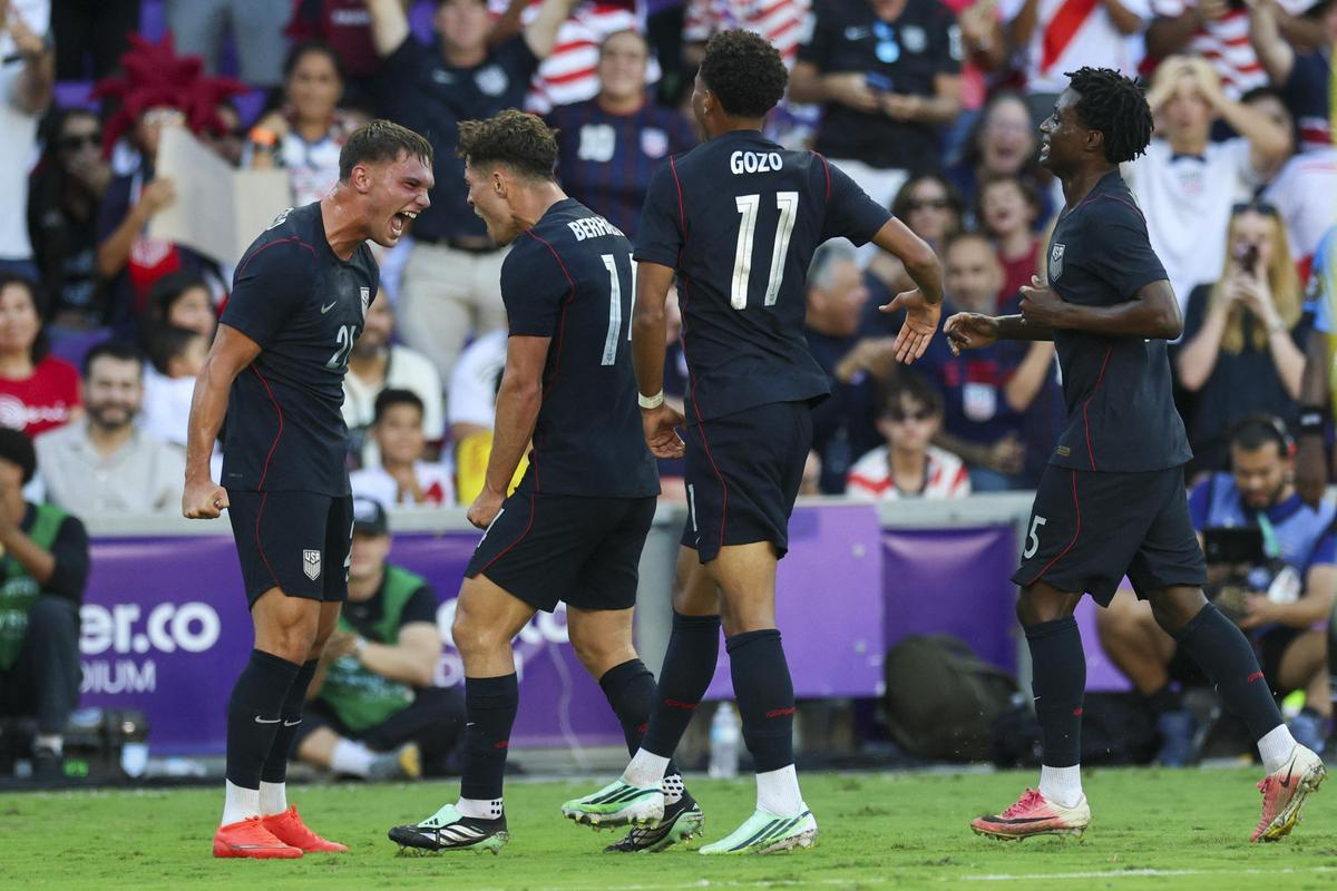 United States players celebrating during the friendly against Peru.